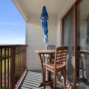 beach-tennis-admirals-row-105-1-bedroom-sleeps-6-ocean.top-hotels-in-savannah.com/